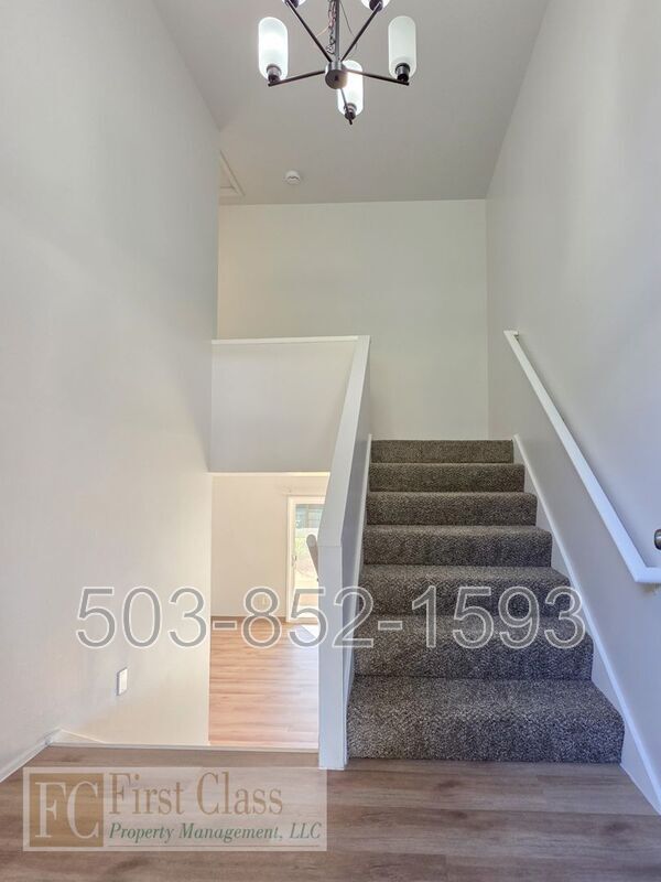 Building Photo - 8500 SW Canyon Dr