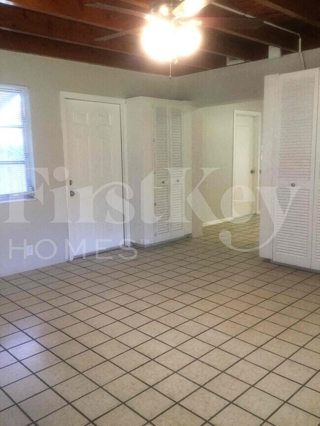 Building Photo - 609 Snowden Dr