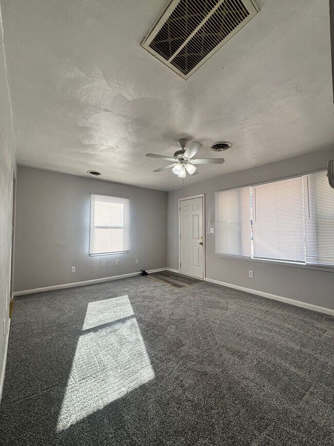 Building Photo - Adorable Two Bedroom Duplex In Truxton