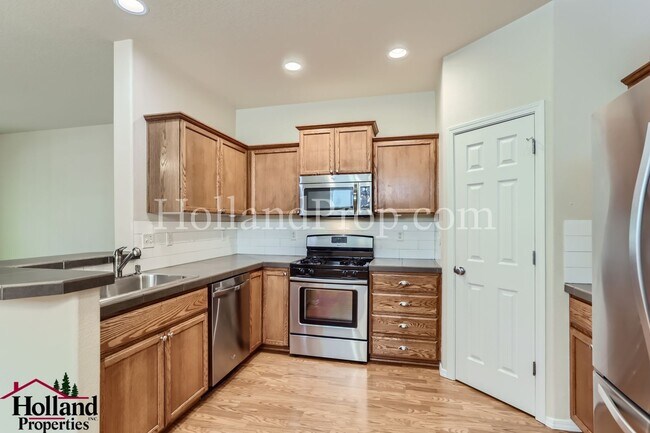 Building Photo - Beautiful 3 Bedroom Home with Community Pool, Hot Tub & 2-Car Garage in Hillsboro ** NEW PRICE $2...