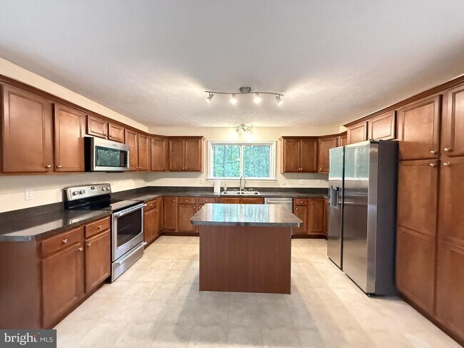 Building Photo - 1234 Lakeview Dr