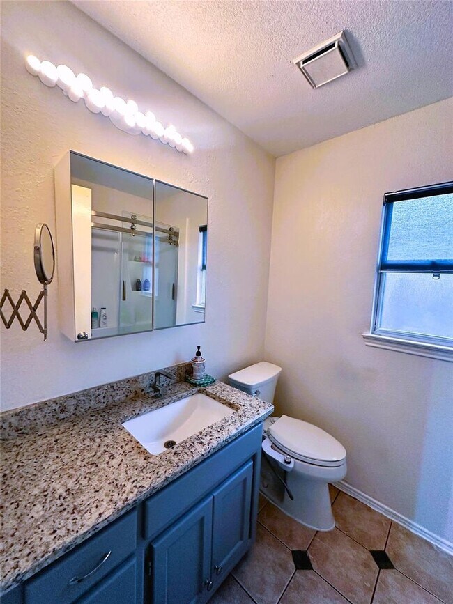 Building Photo - Three Bed Two Bath Home