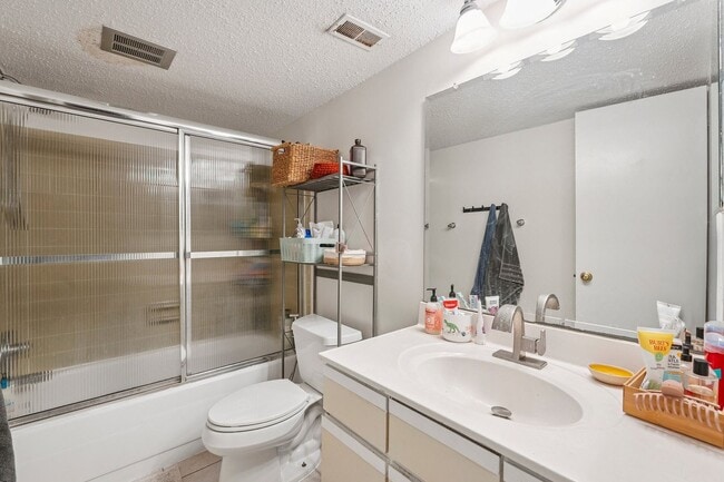Building Photo - Top-floor condo located in the charming La...