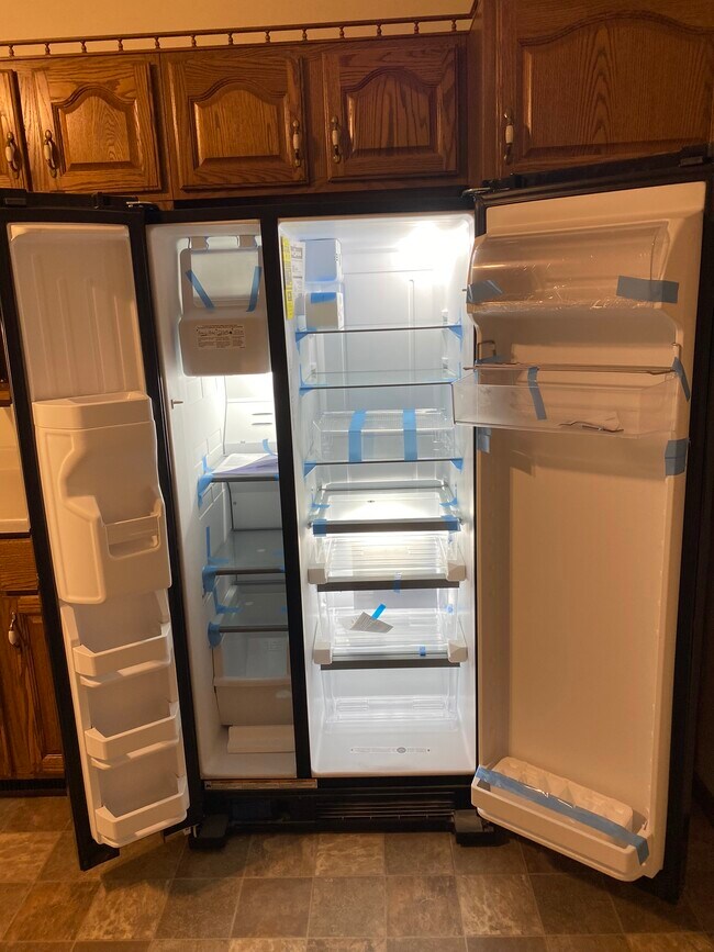 Open side by side refrigerator - 1127 Glenn Pl