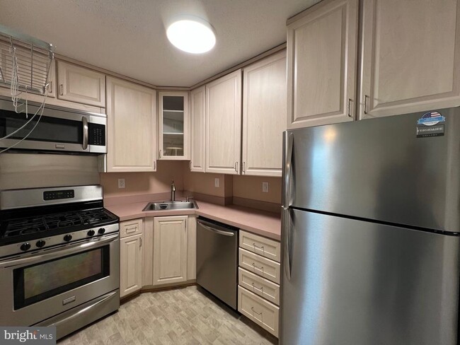 Building Photo - 5626 Tremont Dr