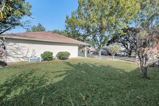 Building Photo - 222 Lazy Ln