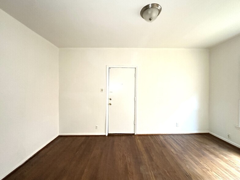 Building Photo - 931 W Sunnyside Ave