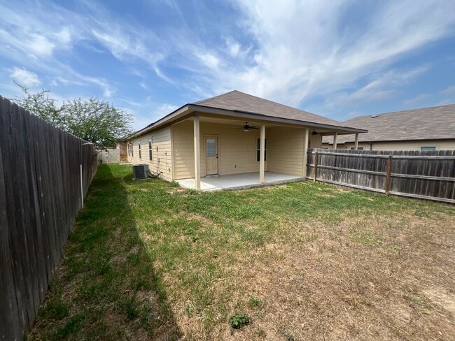 Building Photo - Luxury 3/2 duplex in great New Braunfels Neighborhood!