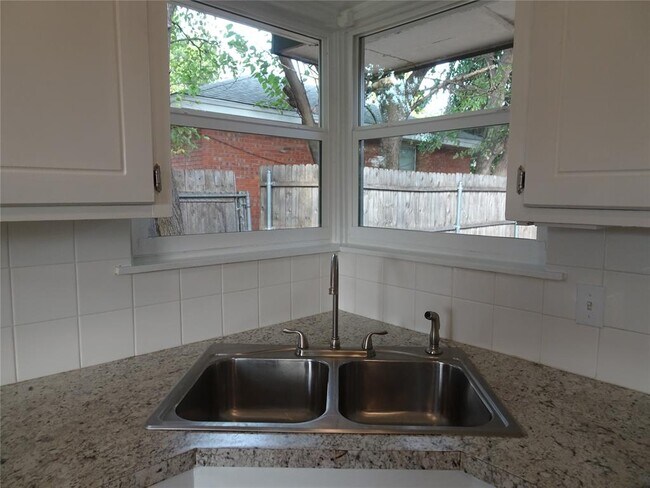 Building Photo - 2305 Maple Dr