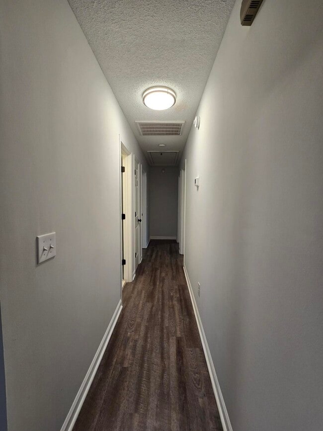 Building Photo - 620 Rainbow Dr