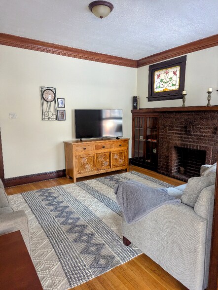 Building Photo - 3619 N Claremont Ave