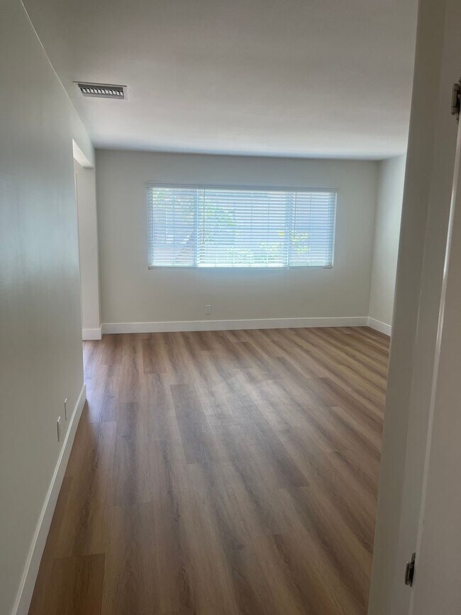 Building Photo - 1147