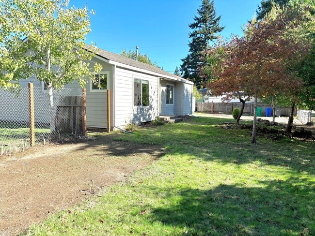Building Photo - Powellhurst-Gilbert Updated 4 Bedroom/2 Ba...