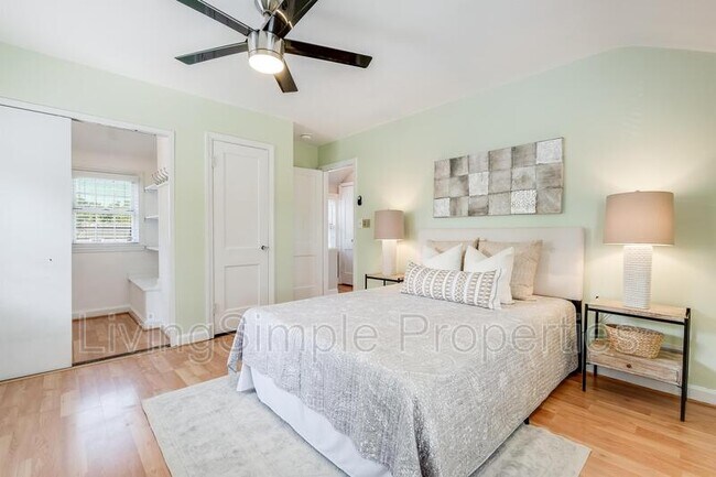 Building Photo - 703 Mapleton Rd