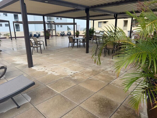 Building Photo - Beautiful High-Rise 1 Bedroom in Waikiki with Covered Parking