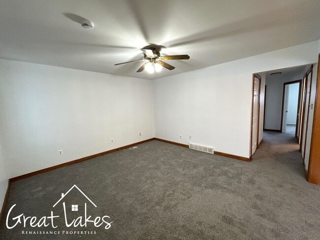 Building Photo - Charming 3 Bedroom 1.5 Bathroom now available for rent