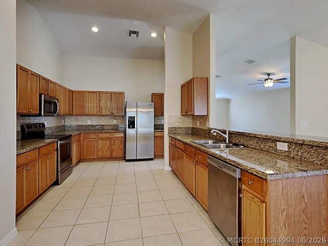 Building Photo - 1389 SW Prairie Cir