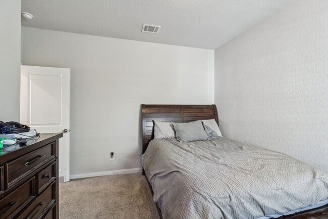 Building Photo - Spacious 1.5 Story Home with a Versatile Floorplan