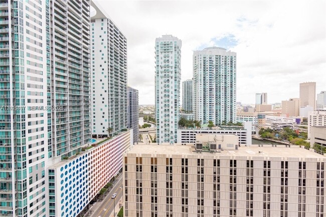Building Photo - 485 Brickell Ave