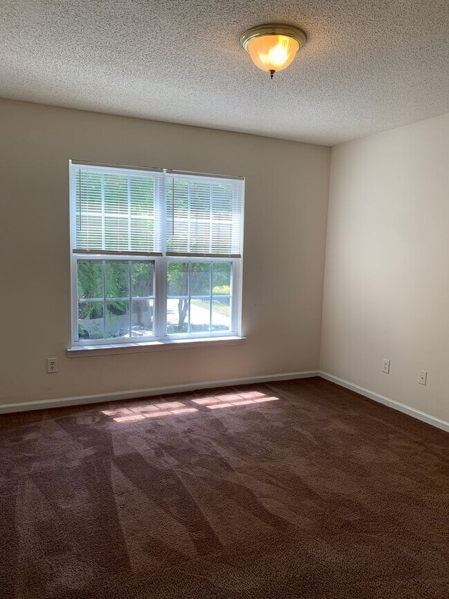 Building Photo - 1 Bedroom 1 Bath Apartment over a Garage Available Now on Yaupon