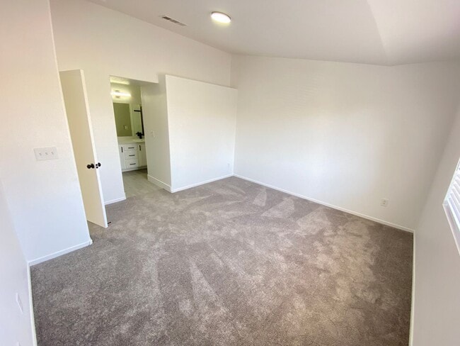 Building Photo - Charming 3 Bed/3Bath Townhome nestled in t...