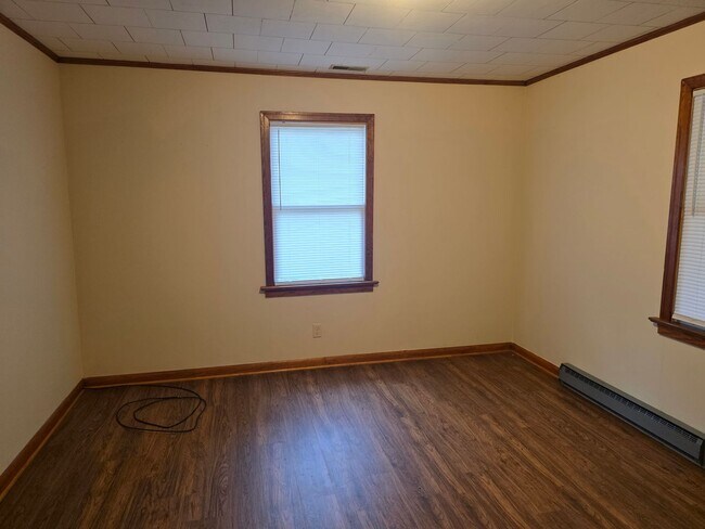Building Photo - 3 Bedroom, 2 Bath home on a large lot with...