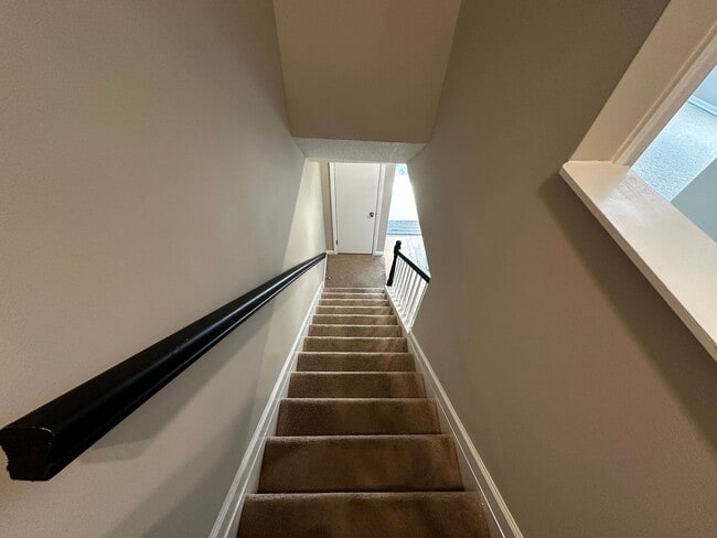 Building Photo - Convenient Townhome just off Lawndale Dr i...