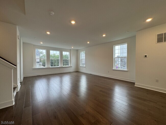 Building Photo - 71 Eastwood Ter