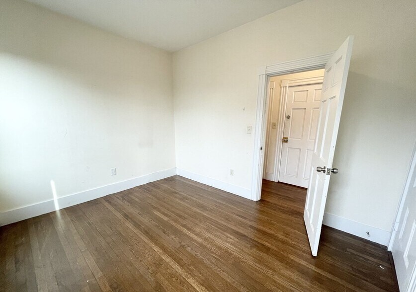 Building Photo - 106 Buttonwood St