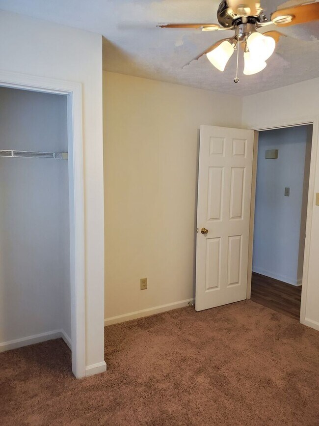 Building Photo - 2 Bedroom, 1 bath apartment Upstairs Unit