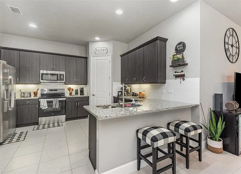 Kitchen - 843 Pinewood Dr