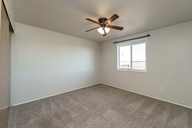 Building Photo - 4 Bedroom 2.5 Bathroom With Large Fenced B...
