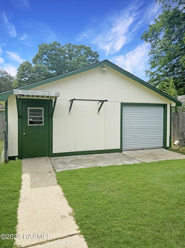 Building Photo - 412 Estelle Dr