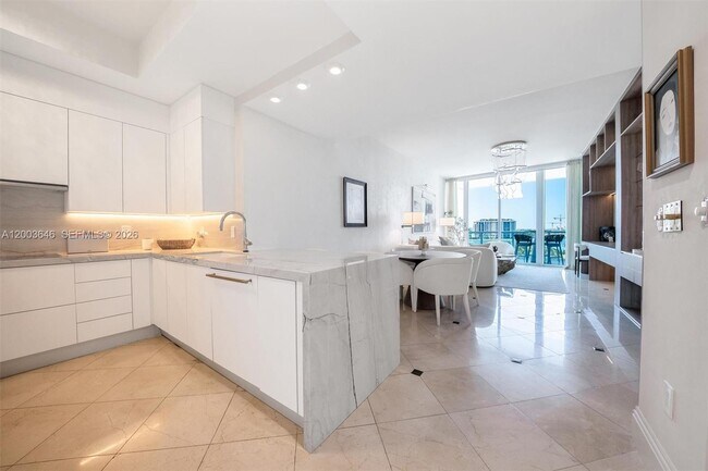 Building Photo - 100 South Pointe Dr