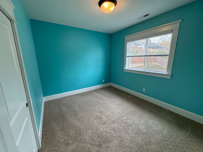 Building Photo - Milwaukie 4-Bedroom Home on Corner Lot, Spacious, A/C