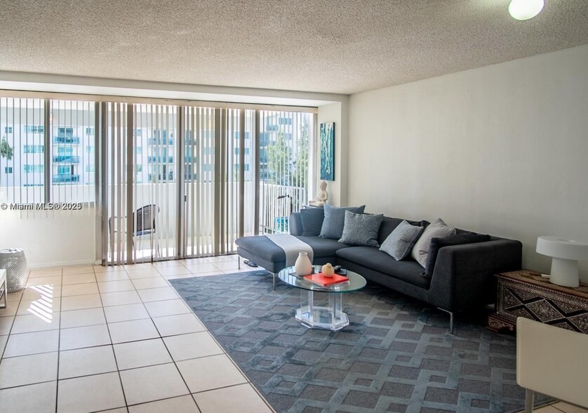 Building Photo - 7545 E Treasure Dr