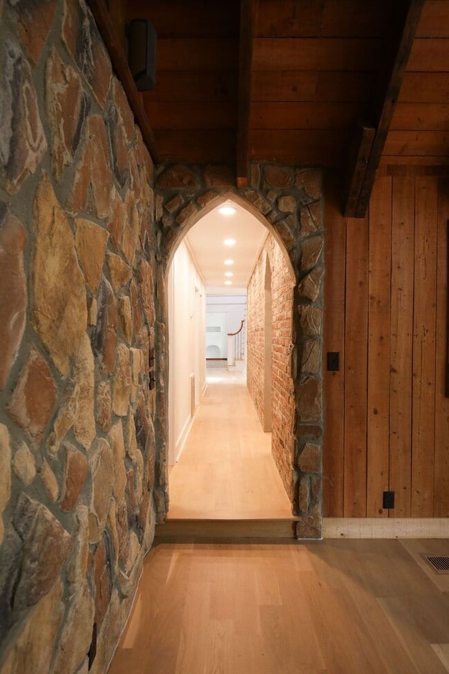 Building Photo - Available 6/15. Stunning, Fully-Rennovated...