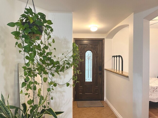 Building Photo - Remodeled, first floor 1428 sq ft, 2 bed+ ...