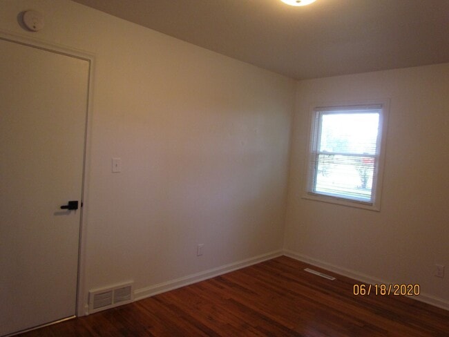 Building Photo - Roommate Needed for 3 Bed Home Close to Bo...