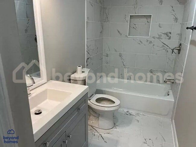 Building Photo - Updated 4-Bed Home Minutes from Downtown C...
