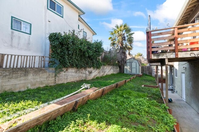 Building Photo - 6000 Bayview Ave