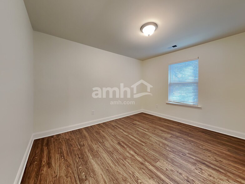 Building Photo - 5005 Hudson Vly Dr