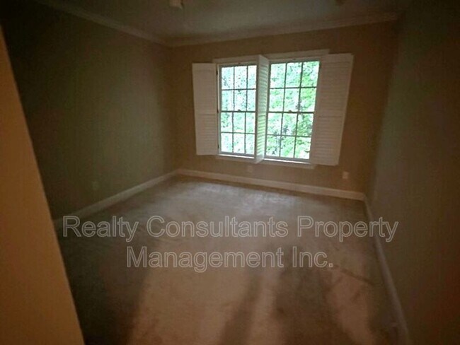 Building Photo - 11 Park Village Ln