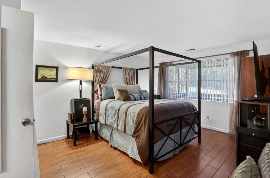 Building Photo - 843 Artwood Rd NE