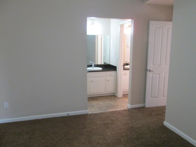 Building Photo - Cozy Living in the Heart of Brentwood