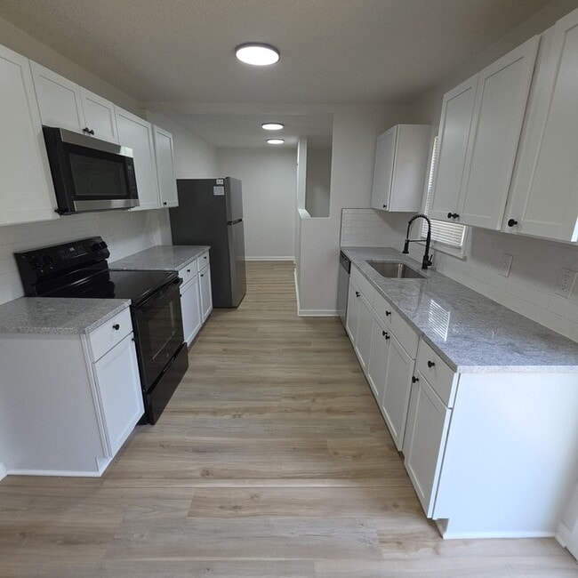 Building Photo - Spacious 3 bedrooms and 2 baths ranch home located on SE Browning St in Lee's Summit, MO