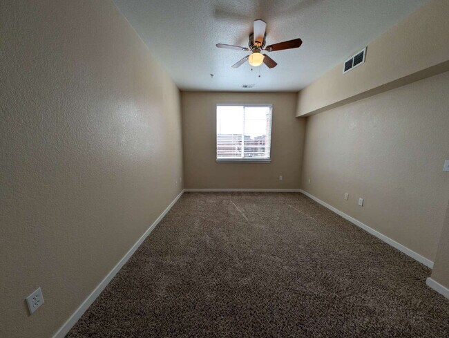 Building Photo - Beautiful 2BD/2BA Condo with Garage in Parkhill