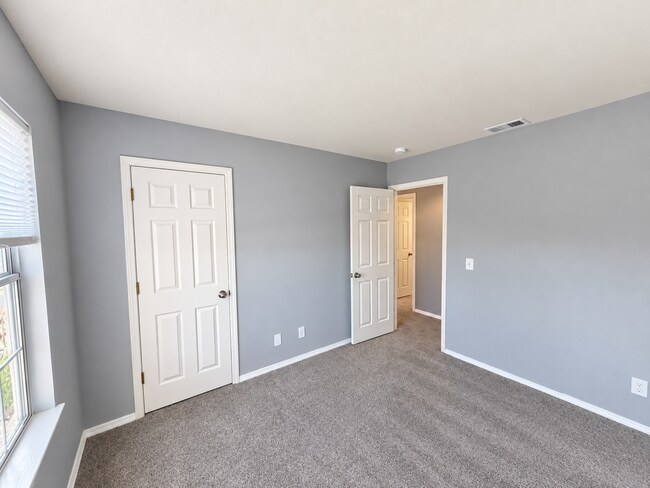 Building Photo - 760 Lake Front Dr