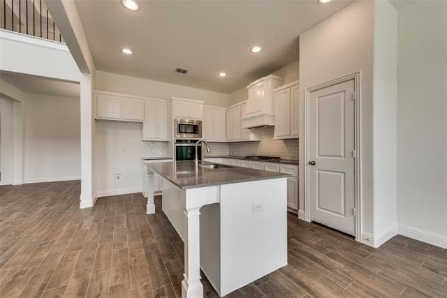 Building Photo - 617 Montrose Dr