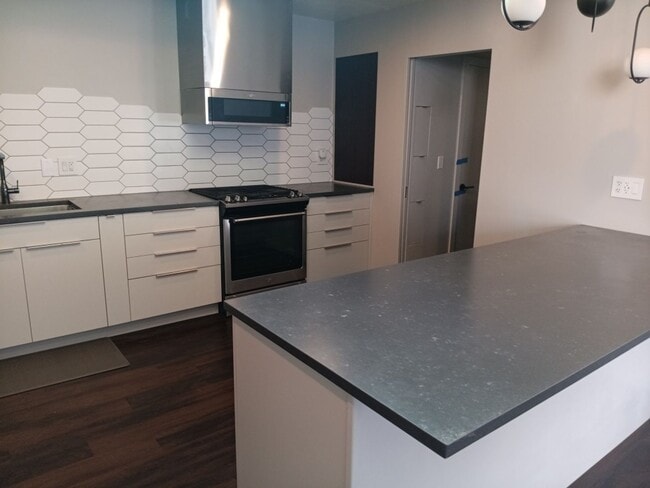 Building Photo - 4 Bedroom, 3 Bathroom Home! Schedule a Sho...